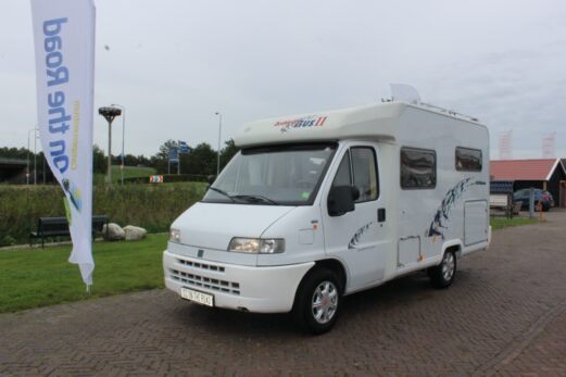 Dethleffs Globebus Bus 2 Half-integraal, Fransbed, Twee draaistoelen Bj. 1999 Bieden vanaf € 14.500,-zo meenemen wij verzorgen wel nieuwe APK