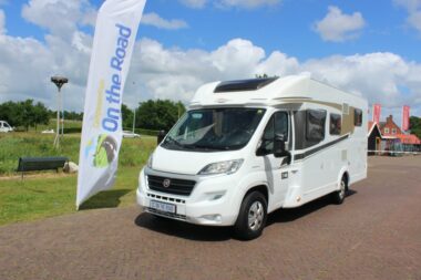 Carado T 448 2.3 MultiJet 130 PK, Half-integraal, 2 Enkele bedden, Midden-hefbed, Motor-airco, Garage, Fietsendrager, etc.