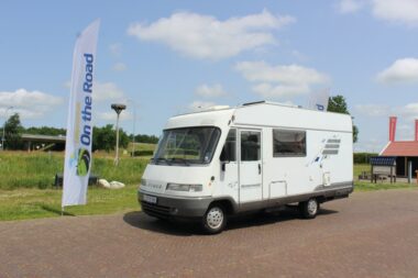 Hymer B 584 2.5 TDI, 116 PK. Integraal, Hef-bed, Lange-bank, Bar-zit, Eindkeuken. Keurige camper.