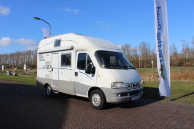 Hymer Exsis, 2.8 JTD, 128 PK, Integraal, Midden-hefbed, Dinette / slapen, 4 pers. Kleine camper