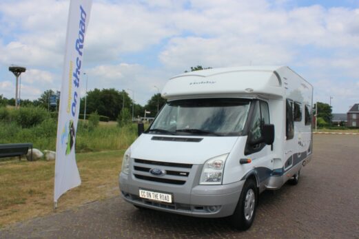 Hobby Ford 2.2. Diesel, Half-integraal, Frans-bed, Twee draaistoelen, Motor-airco, Dwarszit, Bj.2008