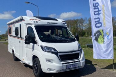 Weinsberg Pepper 600 Meg, Peugeot 165 PK Half-integraal. Motor-airco, Enkele-bedden, Schotel / TV, 16.200 km, In nw. staat. Bouwjaar 2020
