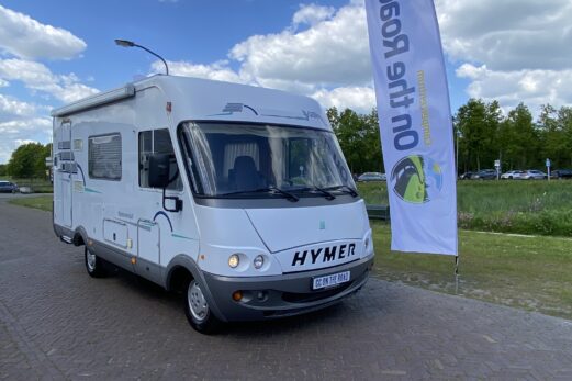 Hymer B 584 2.8 JTD 128 Pk Integraal, Hef-bed voor, Lange-bank, 3 Draaistoelen, Eindkeuken etc. Bj. 2002.