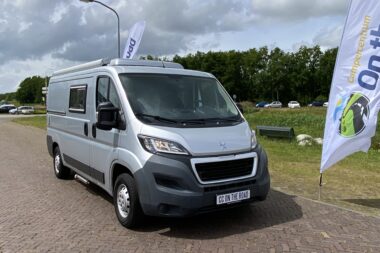 Peugeot   Boxer  2.2  L.  96 KW   Bus-camper ,  Zelfbouw,  Zit – slaap-bank achter , Trekhaak , Hef-dak,  Zilver met. Bj. 2014