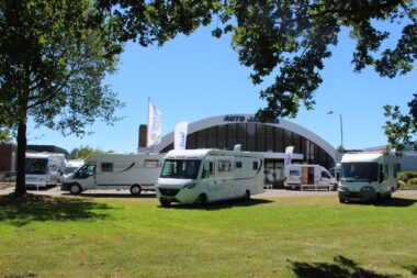 Bus camper Renault vastbed zelfbouw camper apk augustus 2026 Bj. 1999 € 5.500,-