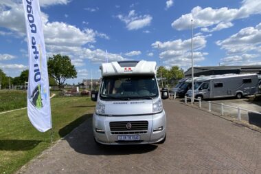 Adria Compact SP 2.3 MultiJet.130 PK Half-integraal, Motor-airco, Halve-dinette, Dwars-bed, Garage, Lengte 5.90 M. Bj. 2010