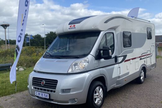 Adria Compact SL 2.3 MultiJet 130 PK, Half-integraal. 2 Lengte-bedden. Motor-airco, Trekhaak, Garage, Lengte 6.60 m. Bj. 2010