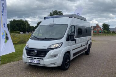 Hymer Buscamper Free 600 met een origineel hef-dak, 4 zit- en slaapplaatsen:  4 Bj. 2021