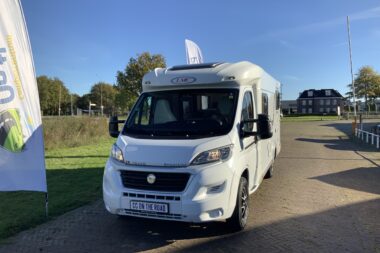 LMC V 646 Breezer 2.3 MultiJet. 150 PK Half-integraal, 2 Lengte – bedden, Motor-airco, Garage, Trekhaak. etc. Bj 2015
