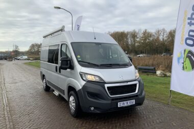 Peugot Boxer L2 H2 Buscamper:  Euro 6 met verstelbare tafel tot 2 pers. lengte-bed, 154 cm breedte, 185 cm lengte, FSL Camper inbouw 2021, km 66000, Zwenkbare fietsendrager, Zonnepaneel 180W, Bj.2017
