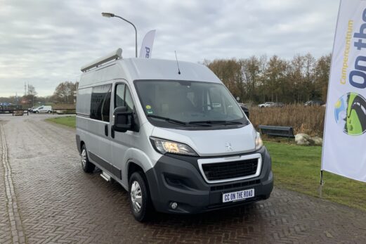 Peugot Boxer L2 H2 Buscamper:  Euro 6 met verstelbare tafel tot 2 pers. lengte-bed, 154 cm breedte, 185 cm lengte, FSL Camper inbouw 2021, km 66000, Zwenkbare fietsendrager, Zonnepaneel 180W, Bj.2017