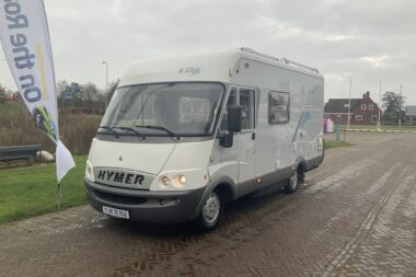 Hymer B 584 2.8 JTD 128 PK, Integraal, Motor-airco, Hef-bed voor, 3 Isri stoelen, Lange-bank, Trekhaak,, Bj. 2005