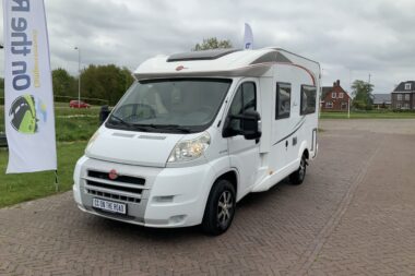 Burstner Nexxo 569 Halfintegraal, Treinzit, Fransbed, twee draaistoelen, kleine camper, Bj. 2010