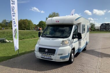 Adria Compact Half-integraal, Motor airco, Treinzit, Fransbed, Twee draaistoelen, Kleine camper, Bj. 2009