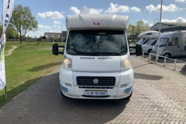 Adria Adriatik Half-integraal, Motor airco, Treinzit, Fransbed, twee draaistoelen, kleine camper, Bj. 2009