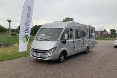 Bürstner Aviano 727 2.3 AUTOMAAT 150 PK integraal, Motor-airco, Queens-bed, gelijkvloers, zij zitgroep Bj. 2012