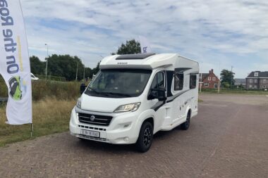 Knaus Sky Ti Silver Selection 2. 3 130 PK, Half-integraal, Motor-airco, Fransbed, Halve-treinzit, Kleine camper, Bj.2016